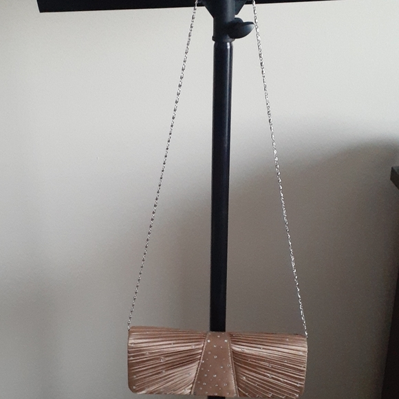 Jessica Gold Clutch with Internal Crossbody Strap (1) - Picture 4 of 7